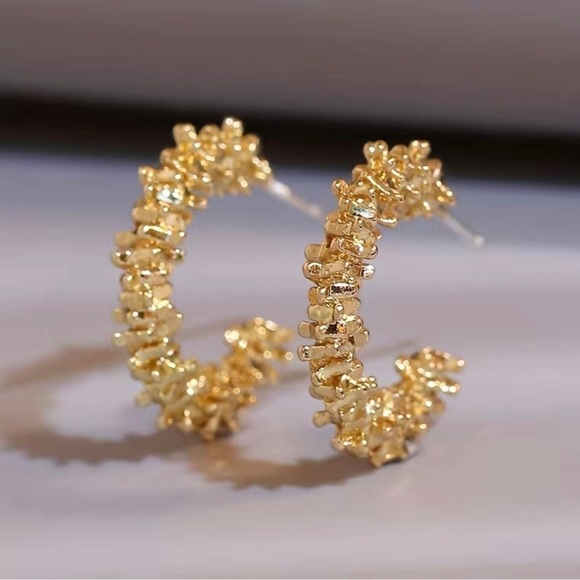 Gold C shape hoop earrings - Picture 1 of 5